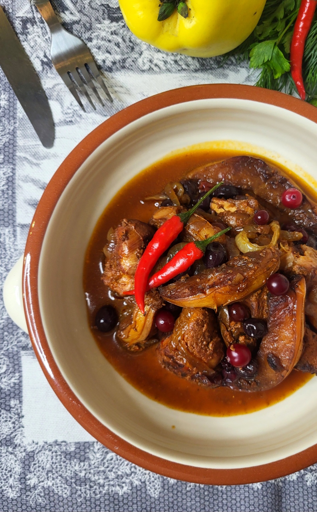 Филе индейки с айвой и виноградом