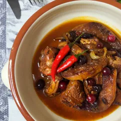 Филе индейки с айвой и виноградом