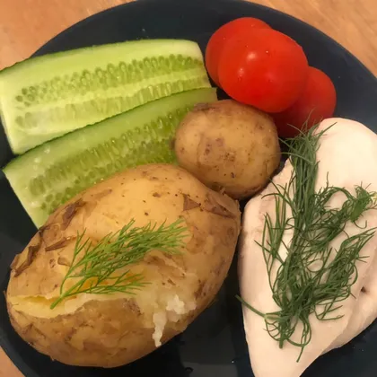 Картошка в мундире с куриной грудкой и овощами