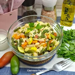 Теплый салат из орзо с овощами