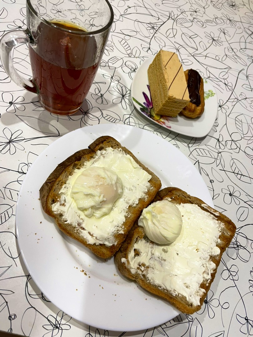 Тосты с творожным сыром и яйцом пашот