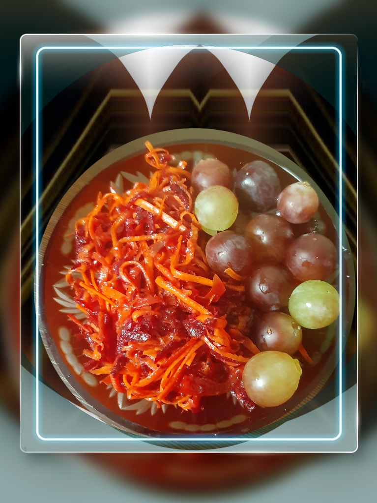 Салат из свежей свеклы и моркови с виноградом