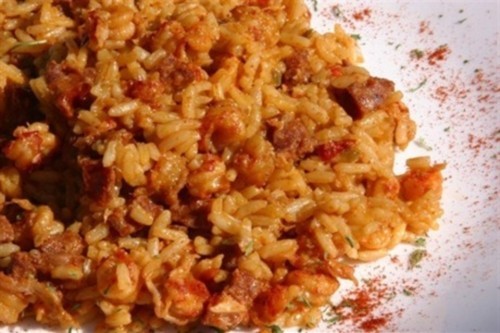 Рис с говядиной и колбасой «Джамбалайя»