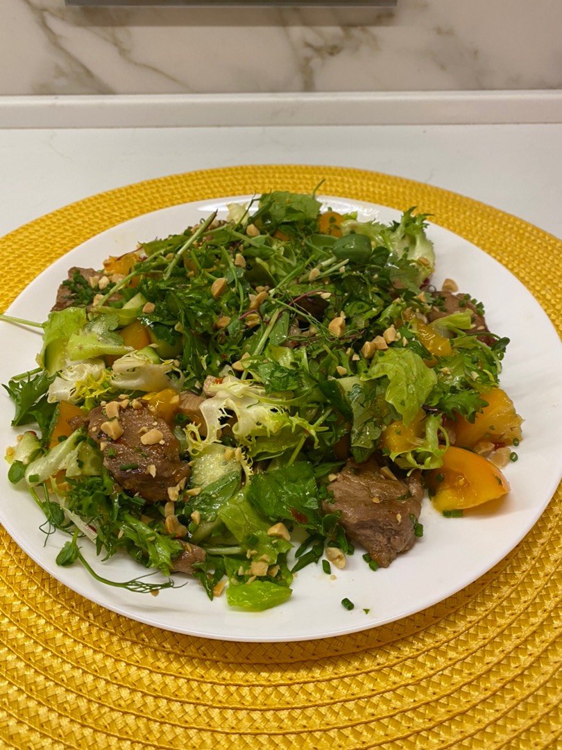 Тайский салат с говядиной, маринованной в устричном соусе