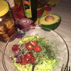 Гуакамоле из 🥑 и с вялеными томатами