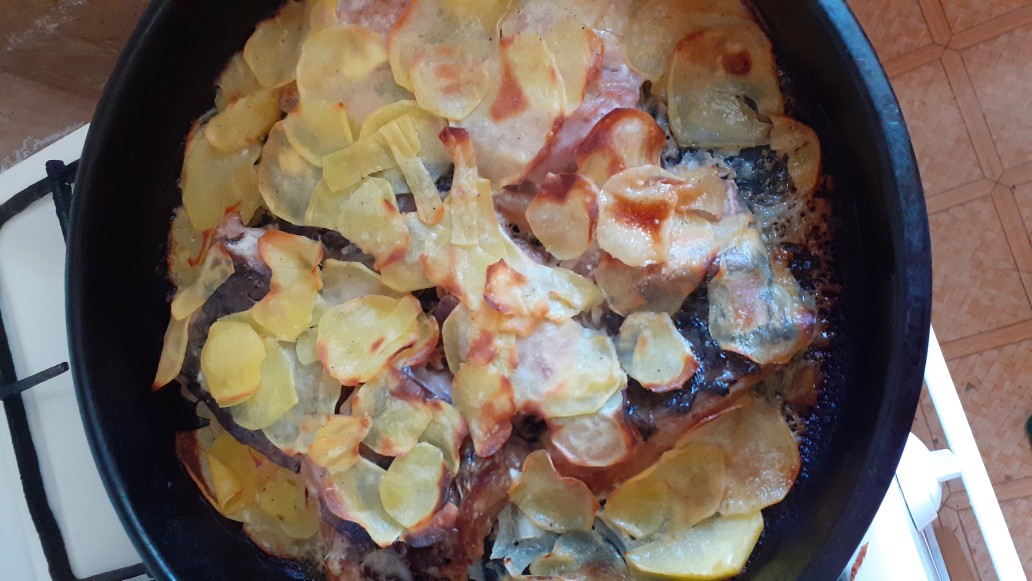 Карп, запеченный целиком с картошкой в духовке: рецепт с фото пошагово