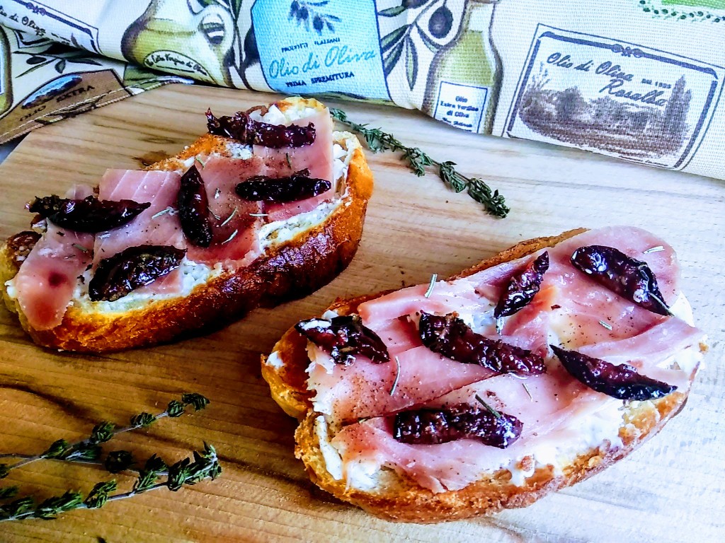 Брускетта с тунцом и вялеными сливами