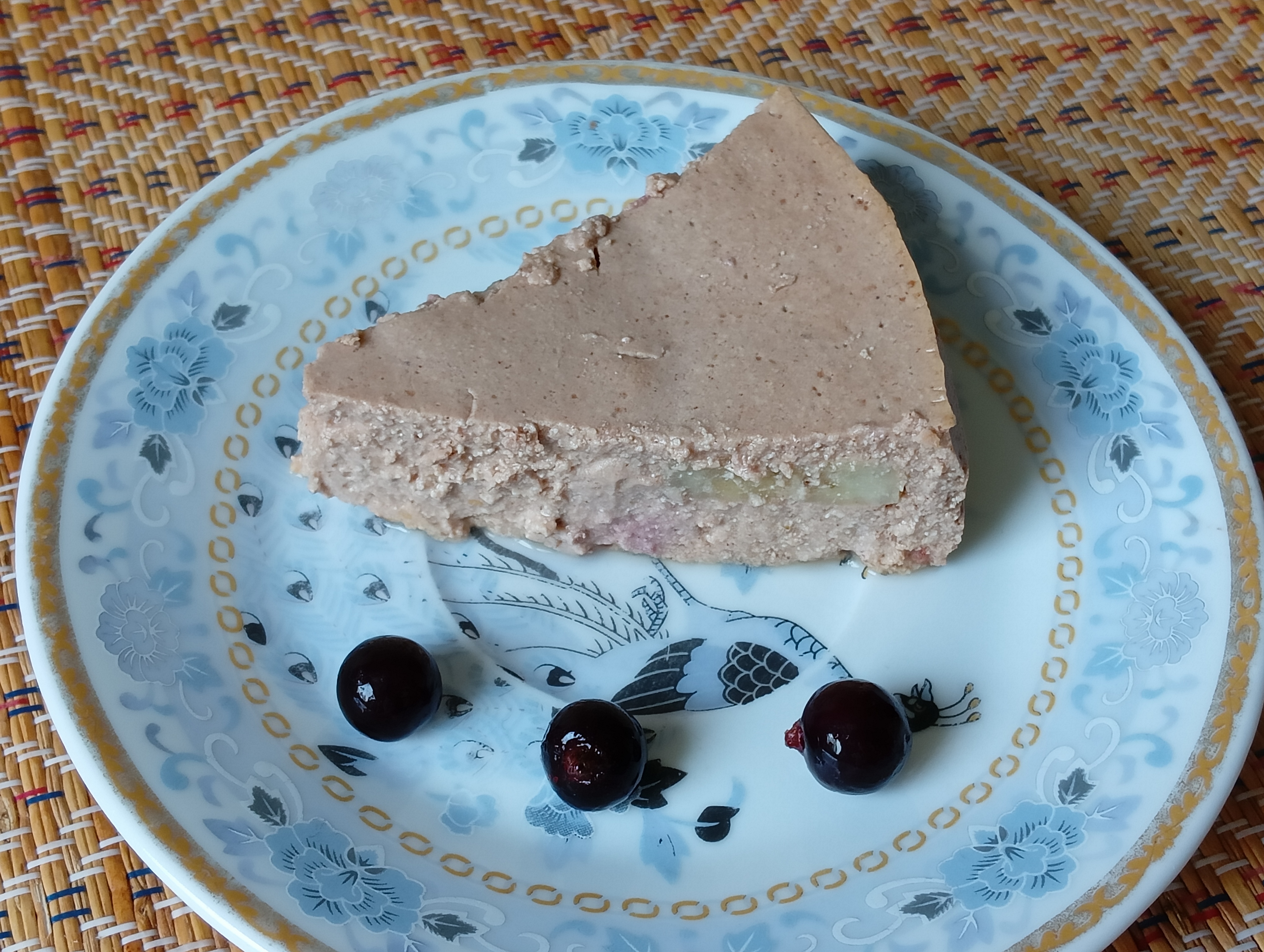 Шоколадная творожная запеканка с финиками и фруктами без сахара