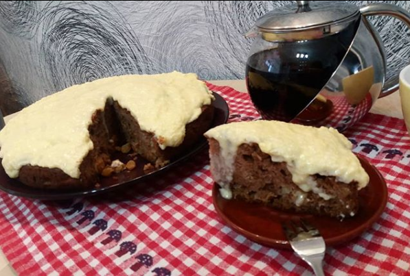 Яблочный пирог с изюмом под сливочным кремом