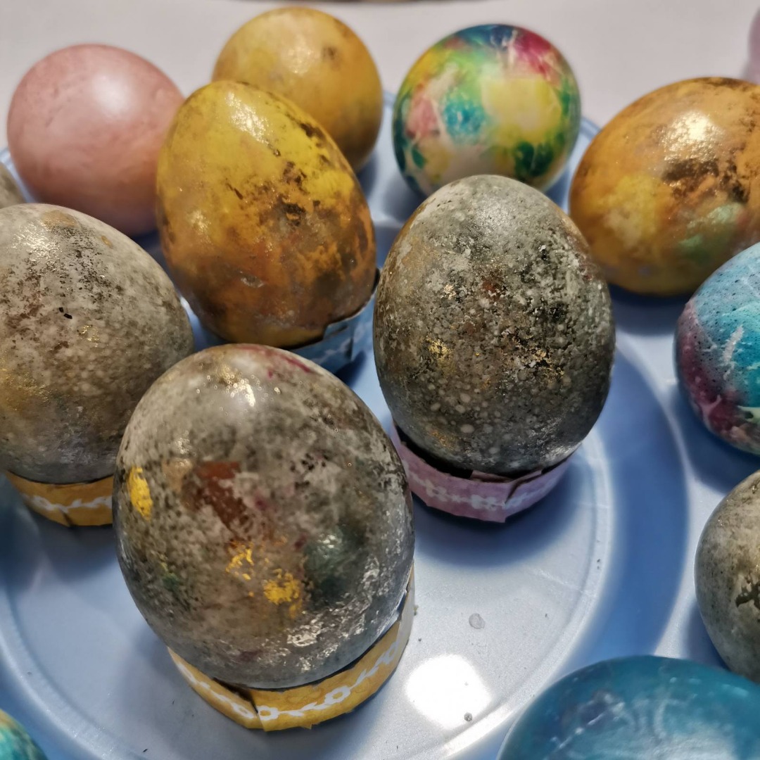 Крашеные яйца в каркаде с поталью