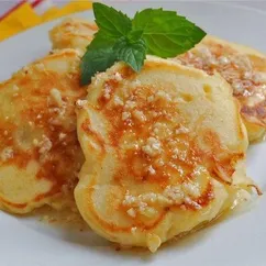 Кефирные оладьи с яблоками