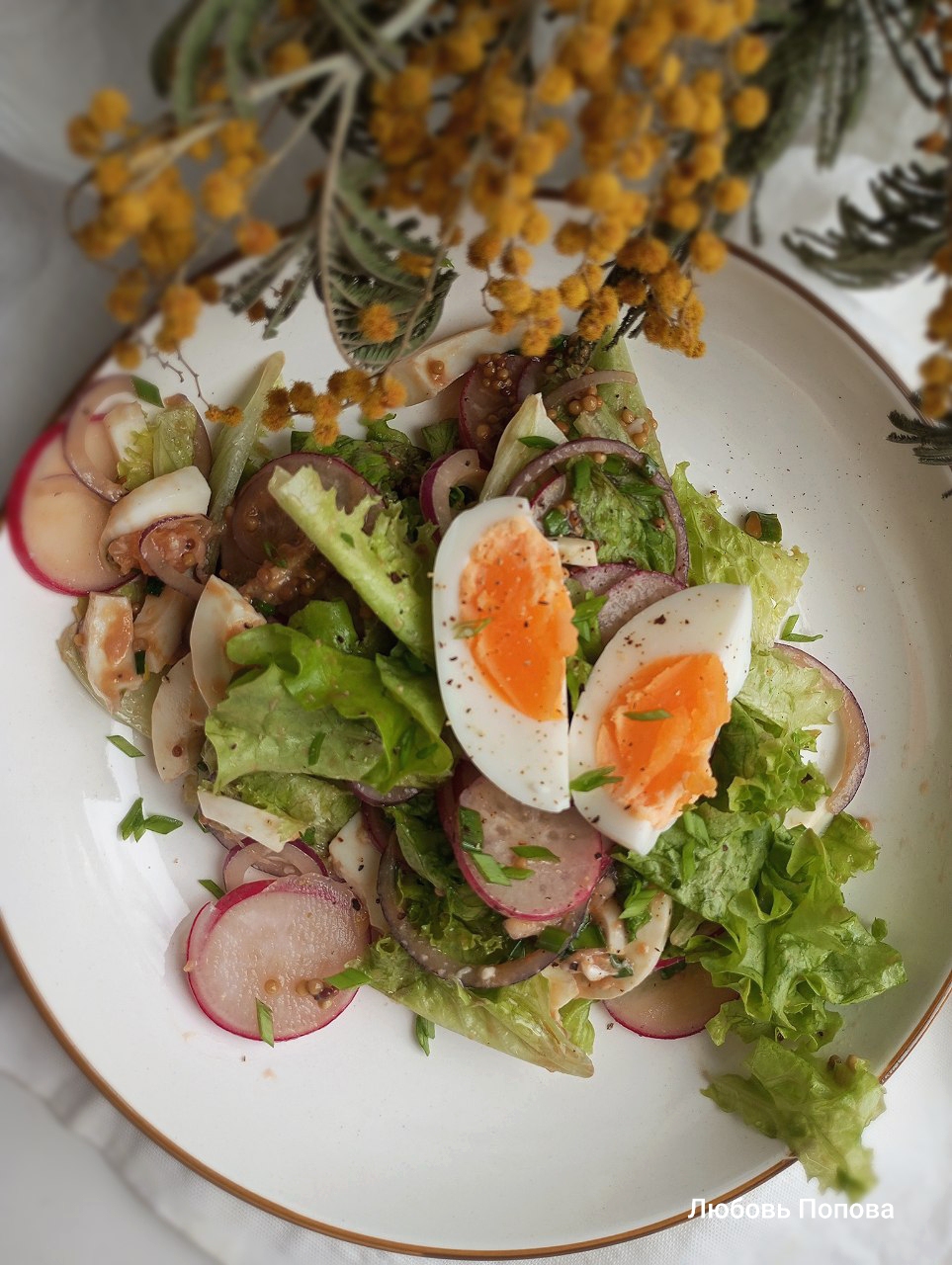 Салат с редисом и яйцом в медово-горчичной заправке