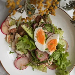 Салат с редисом и яйцом в медово-горчичной заправке