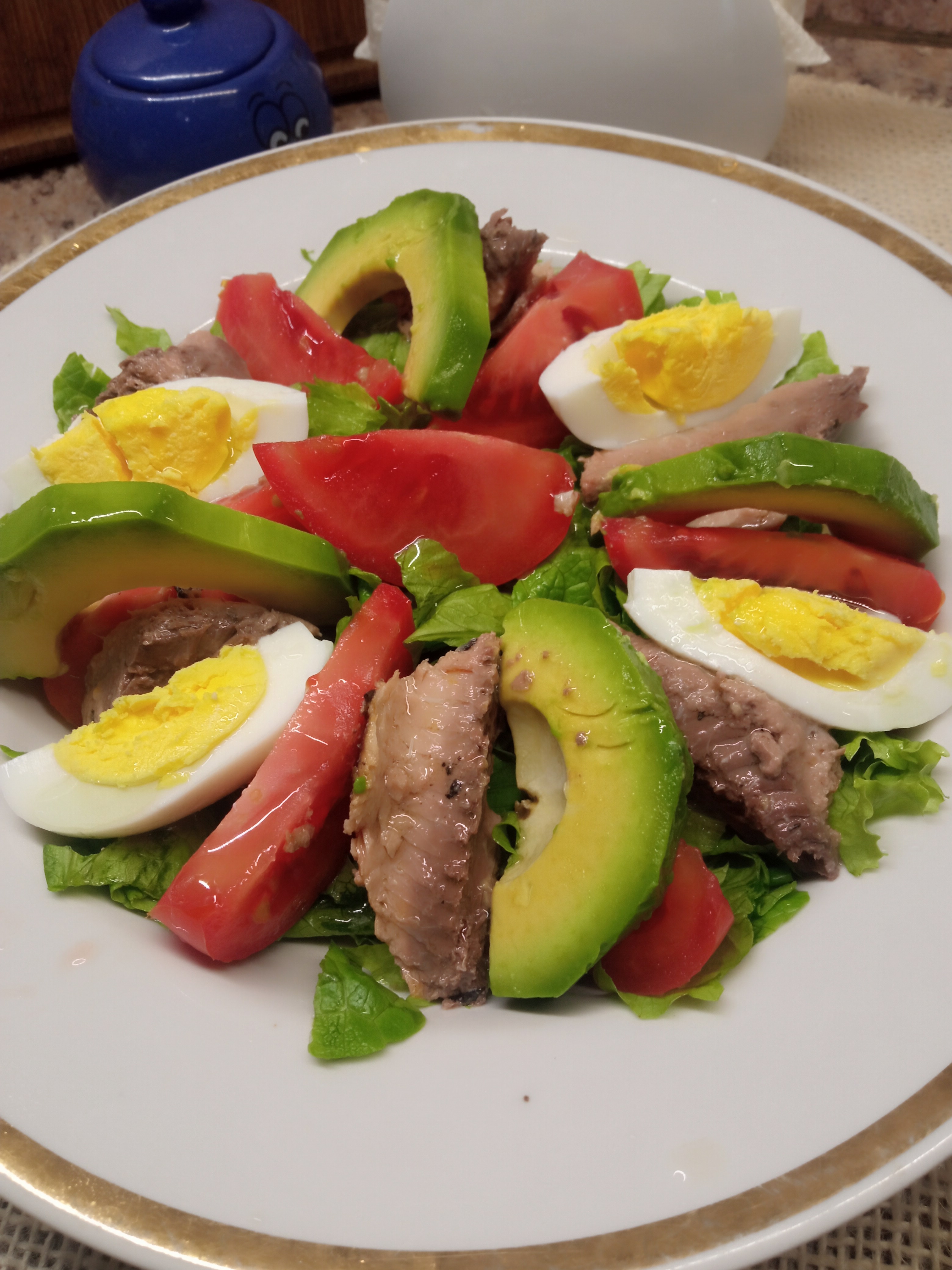 Салат с тунцом и авокадо 