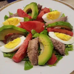 Салат с тунцом и авокадо 