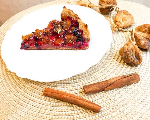 Банановый пирог с алычой и инжиром