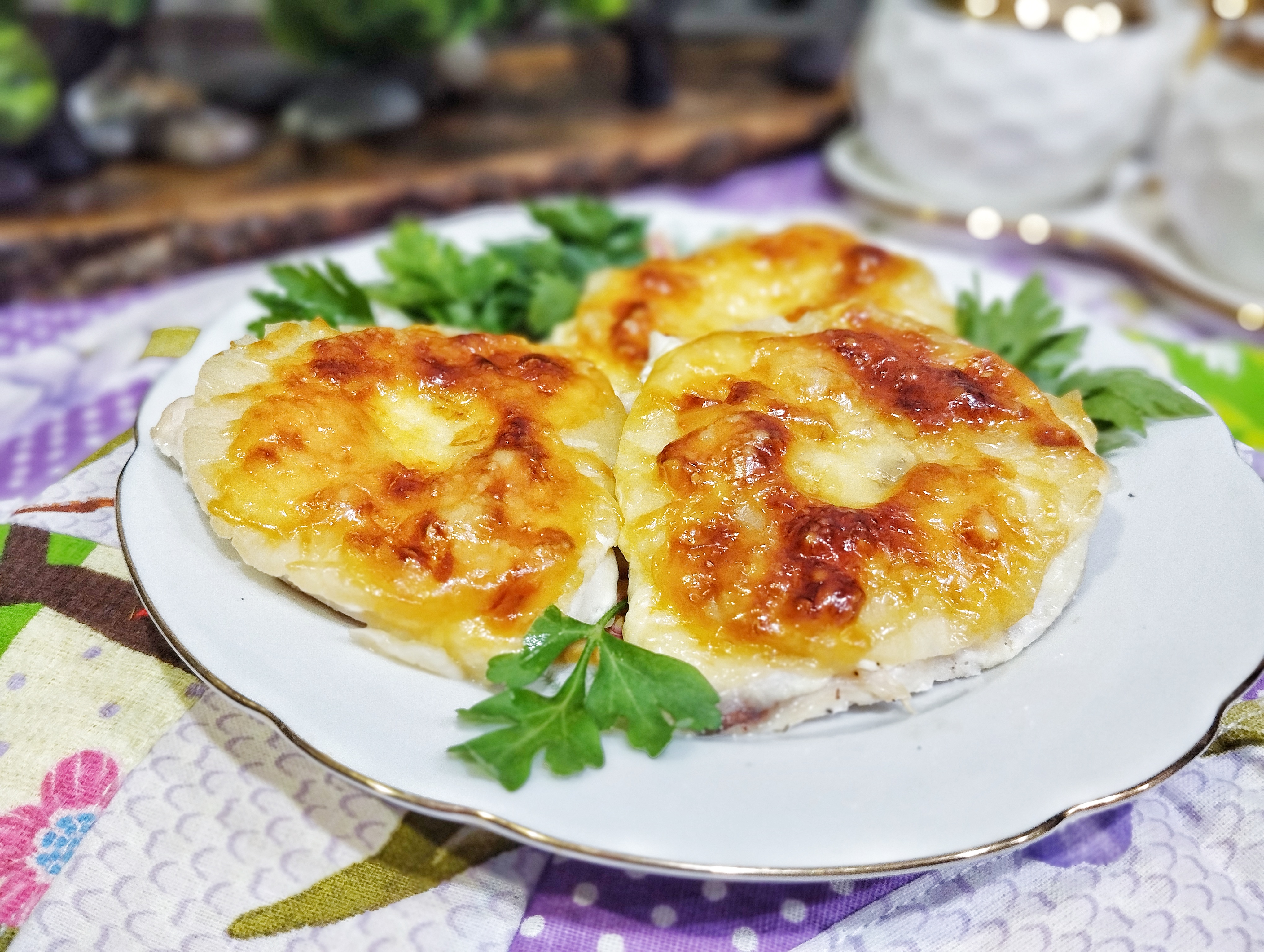 Куриные отбивные с ананасом и сыром