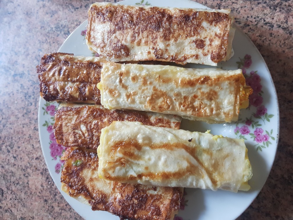 Трубочки из лаваша с сыром и яйцами