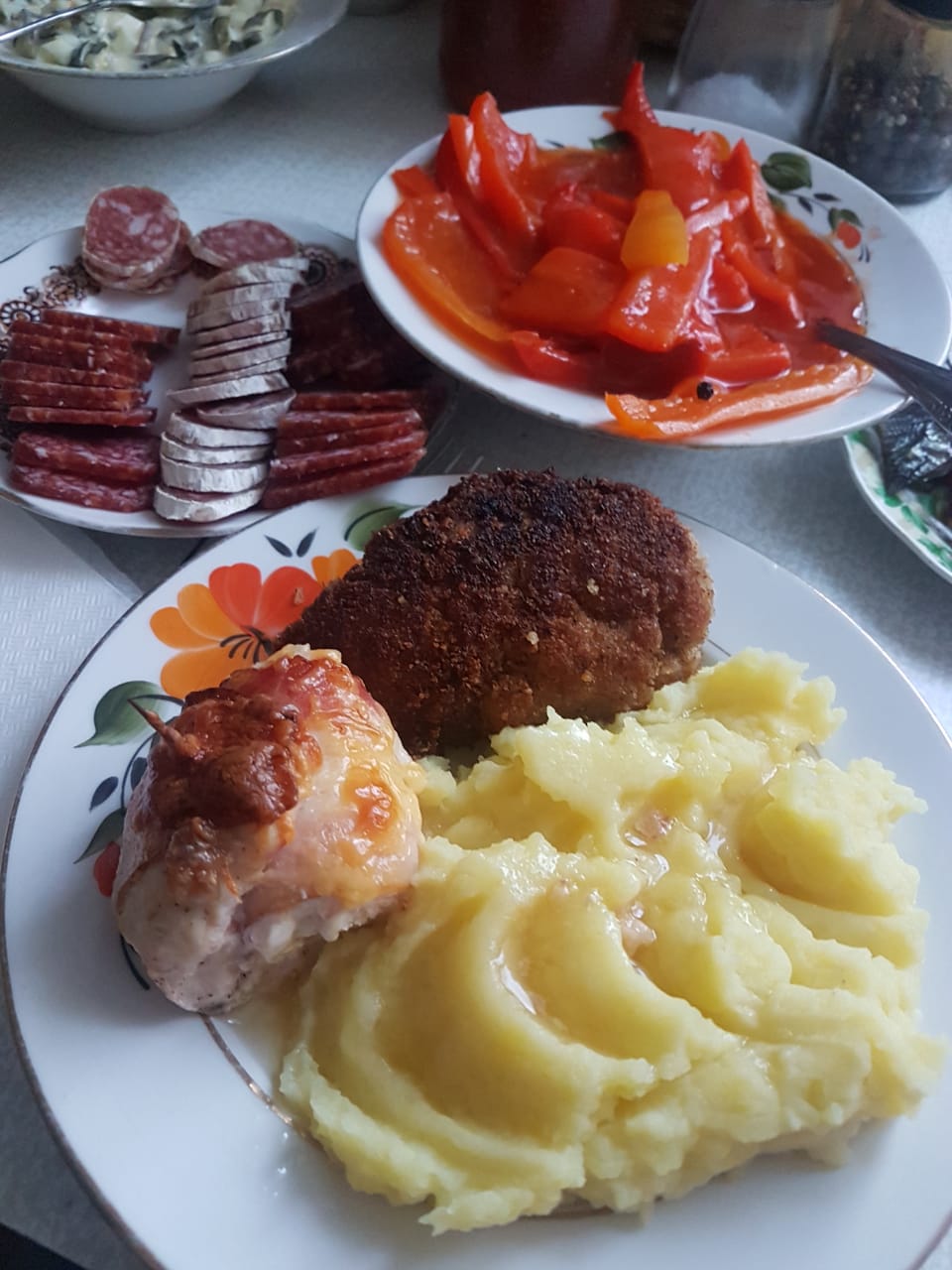 Пюре с котлетой и рулетиком
