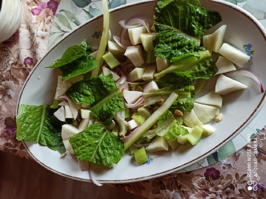 Салат из дайкона с каперсами