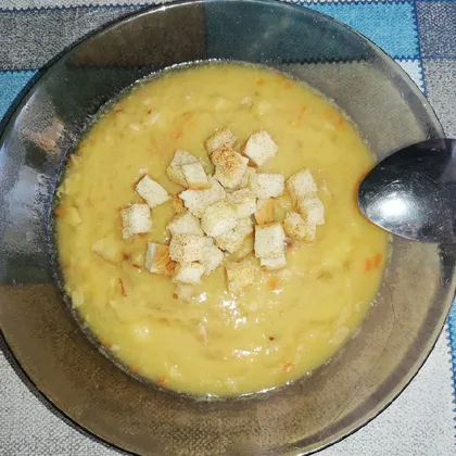 Гороховый суп с беконом и с гренками