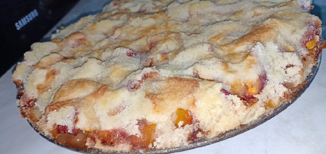 Насыпной пирог с персиками