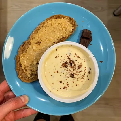 Перекус - йогурт, хлеб с арахисовой пастой и шоколад