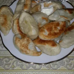 Жареные на сковороде пельмени (курзе/вареники)