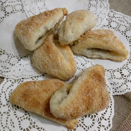 Печенье из слоёного теста с ореховой начинкой