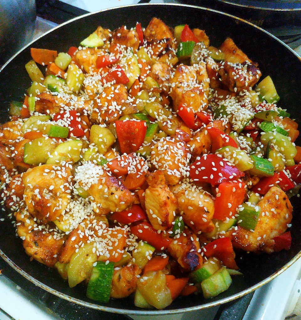 Тёплый салат с соусом терияки