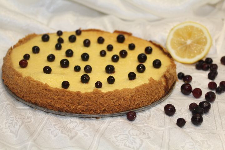 Песочный пирог с орехами и сгущенкой