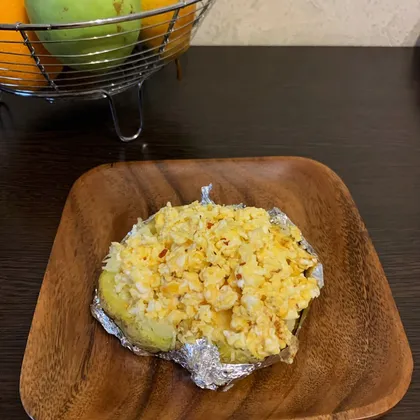 Крошка картошка на сыре с яйцом-скрэмбл и чили