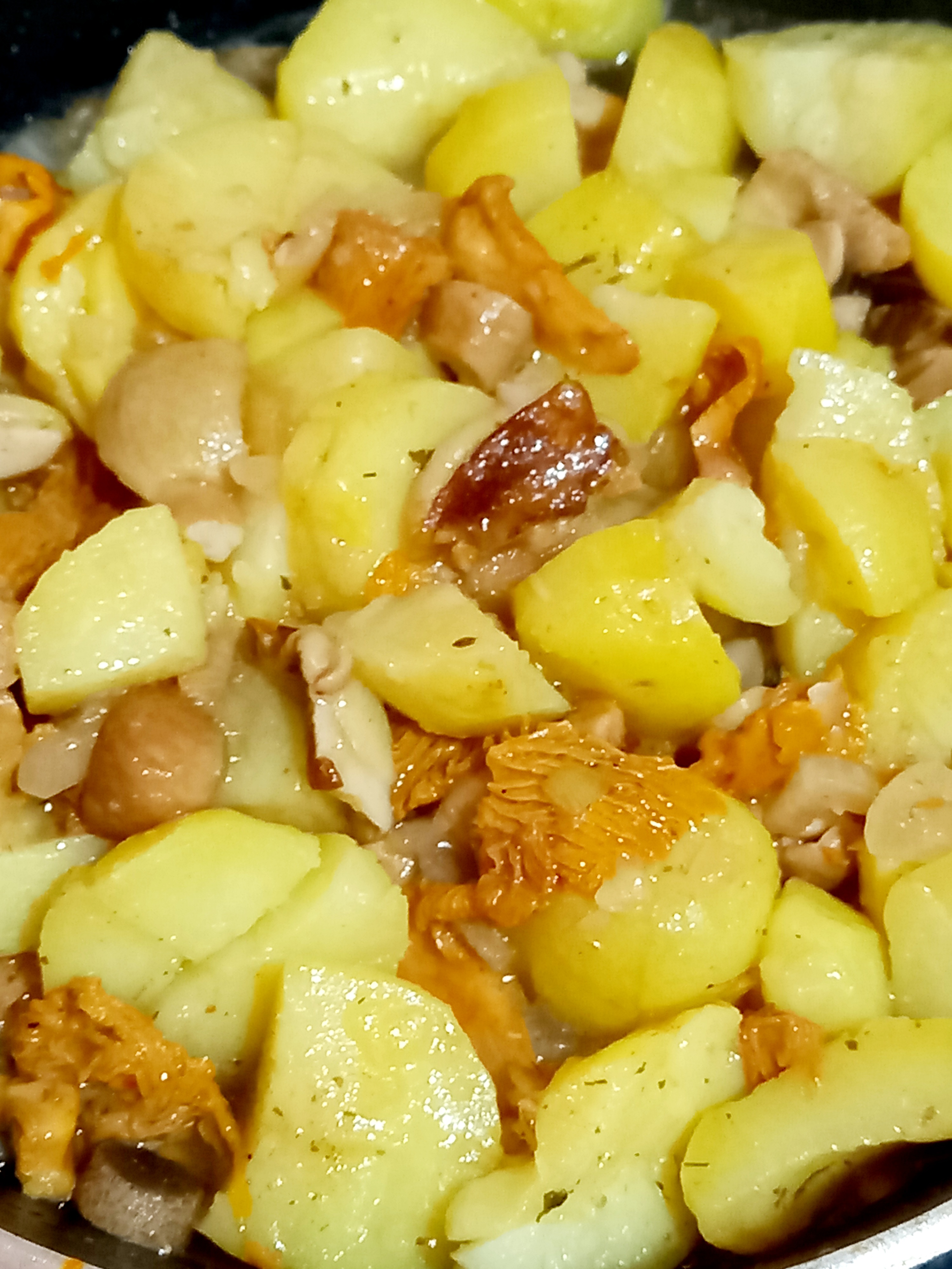 Картошка обжаренная с лесными грибами
