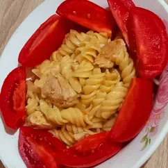 Макароны с куриной грудкой в томатном соусе