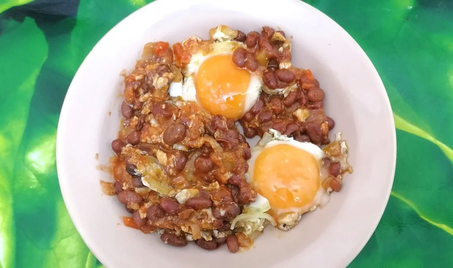 Яичница с овощами и фасолью