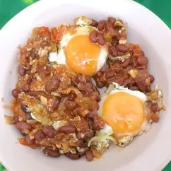 Яичница с овощами и фасолью