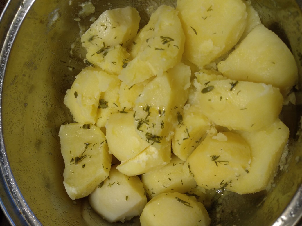 Отварной картофель с укропом