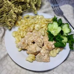 Куриная грудка в сметанно- чесночной подливе