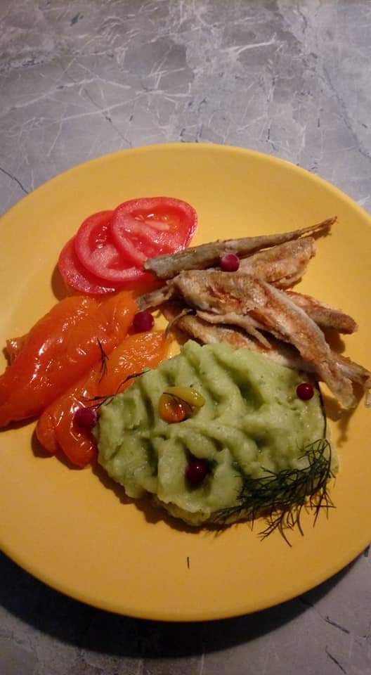 Овощное пюре с жареной корюшкой