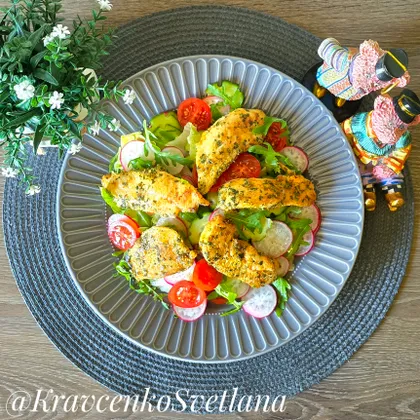 Салат с куриным филе, редиской и овощами