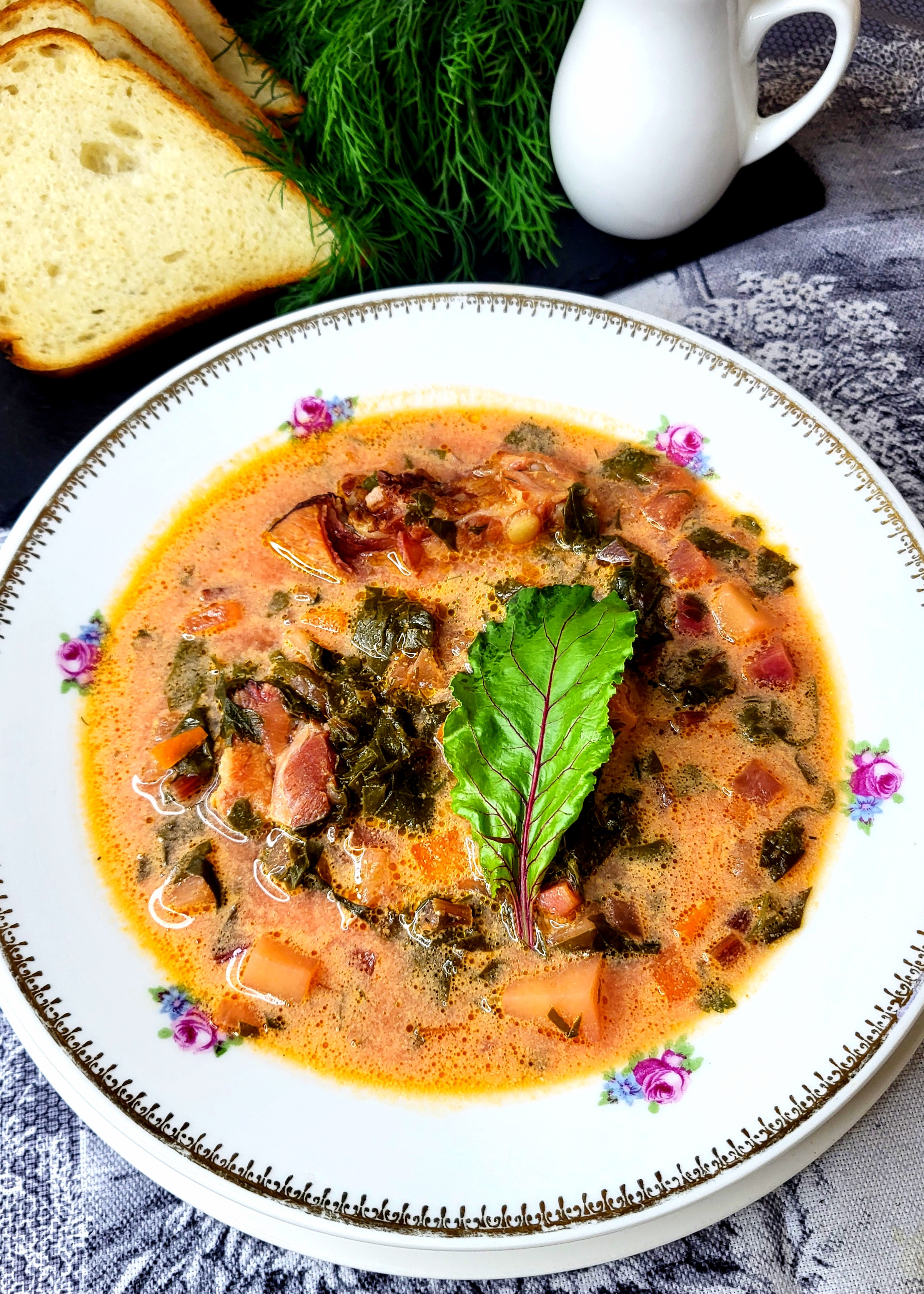 Свекольная ботвинья с копчёными рёбрышками