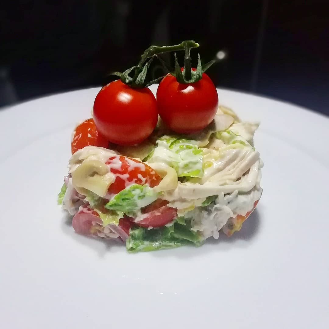 Салат с курицей, грибами, огурцами и помидорами - рецепт с пошаговыми фото