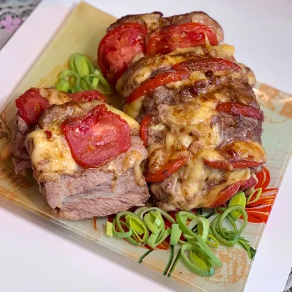 Мясо, запечённое с помидорами и сыром
