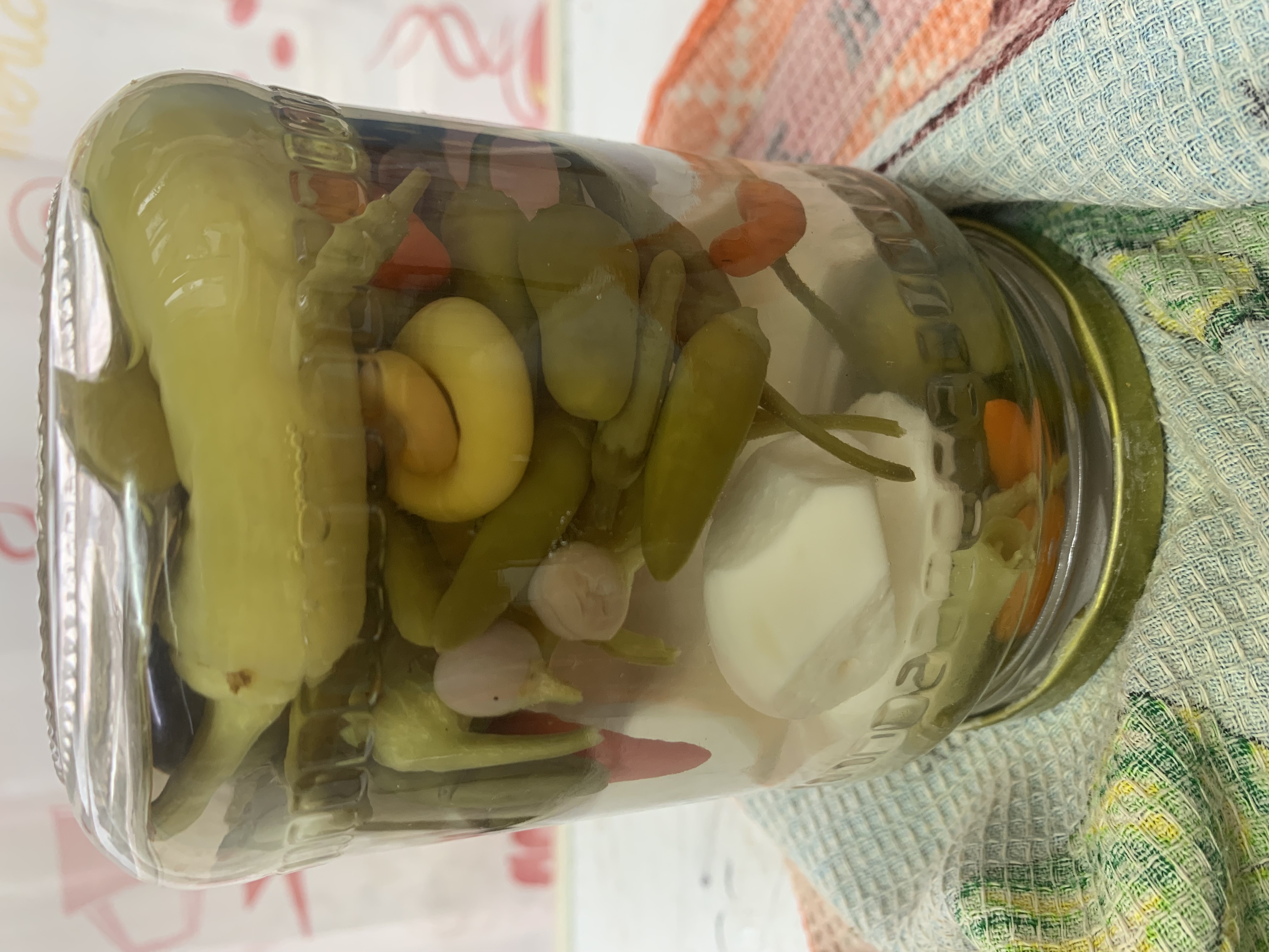 Маринованный острый перец с чесноком 