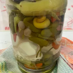 Маринованный острый перец с чесноком 