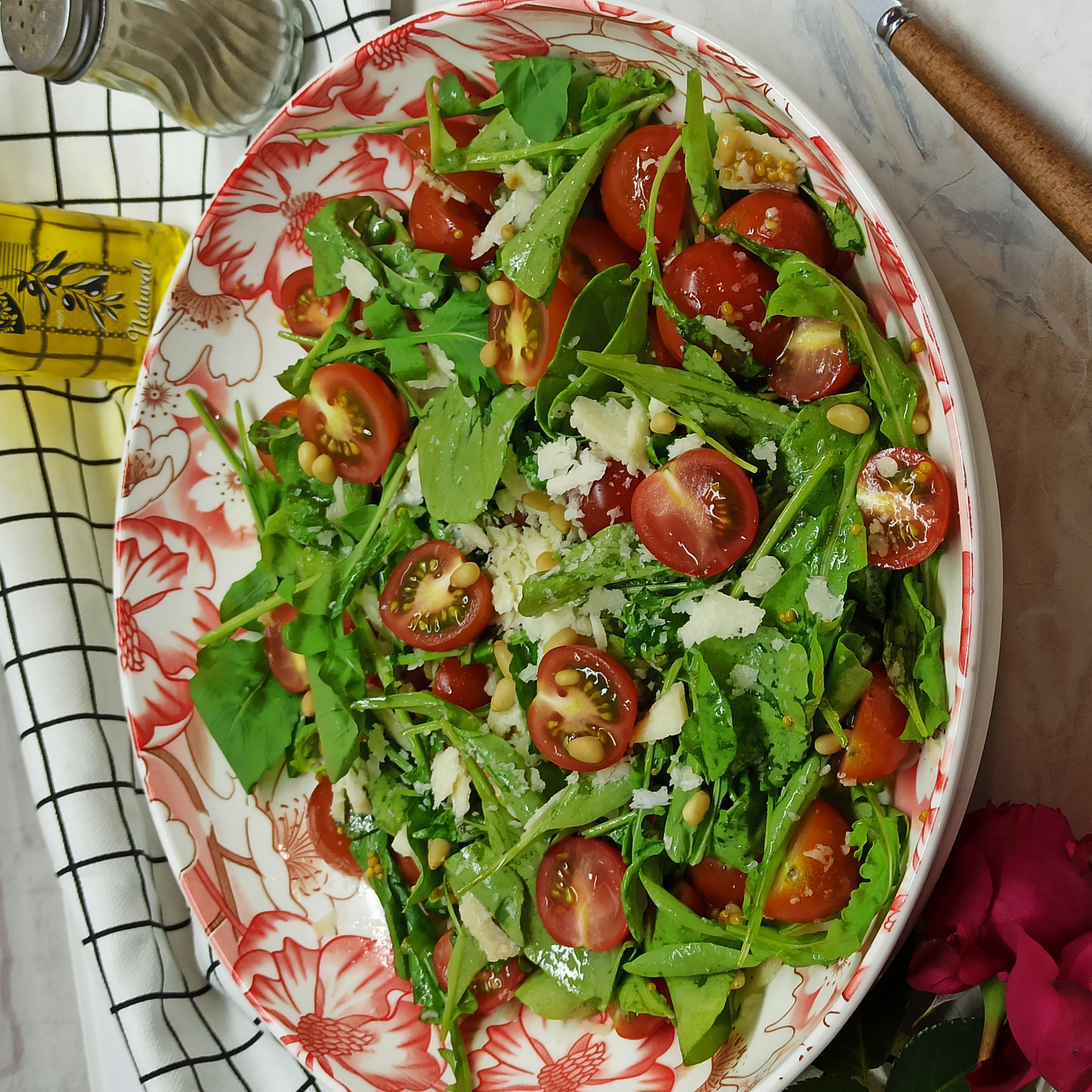 Грушевый салат с кедровыми орешками и ветчиной рецепт, как приготовить?