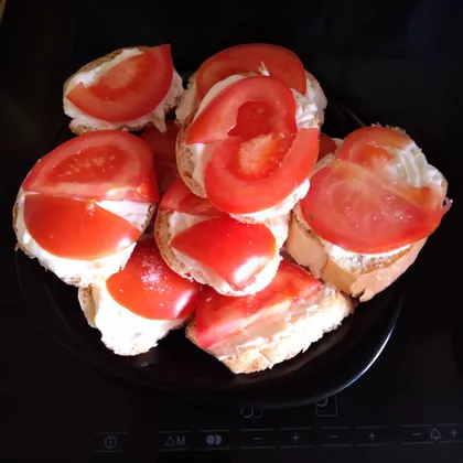 Бутерброды с помидоркой и чесноком