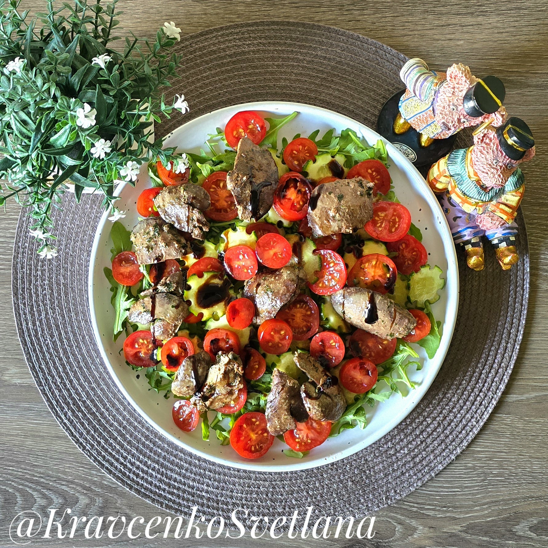 Салат с куриной печенью, помидорами и огурцом