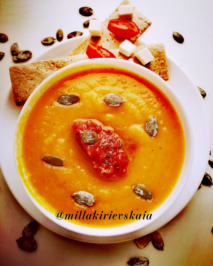 Тыквенный суп с помидорным соусом 🍅