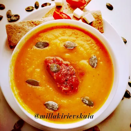 Тыквенный суп с помидорным соусом 🍅